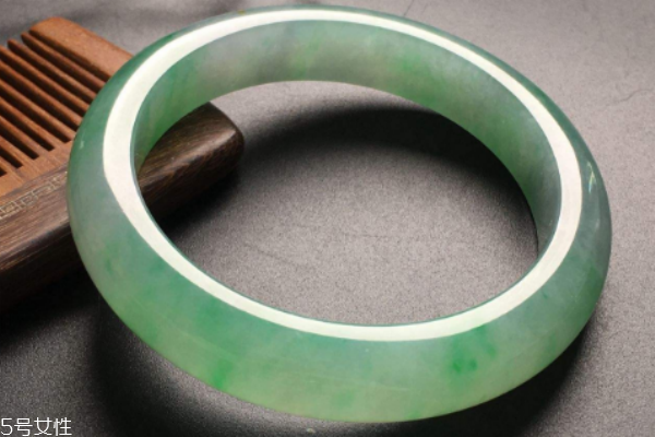 陽(yáng)綠翡翠手鐲價(jià)格 多在千元以上 陽(yáng)綠翡翠手鐲價(jià)格 多在千元以上