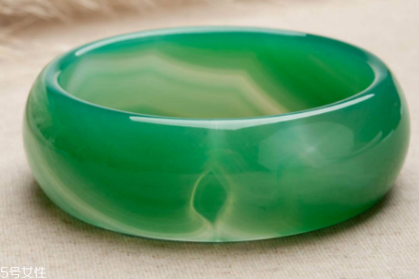 綠瑪瑙手鐲一般多少錢(qián) 這個(gè)價(jià)位最常見(jiàn) 綠瑪瑙手鐲一般多少錢(qián) 這個(gè)價(jià)位最常見(jiàn)