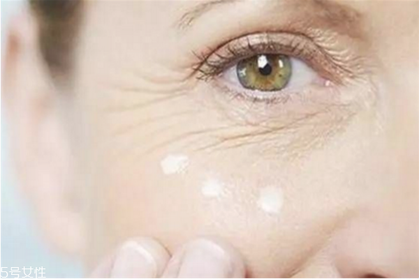 如何預(yù)防眼睛長魚尾紋 讓年齡凍結(jié)在眼部 如何預(yù)防眼睛長魚尾紋 讓年齡凍結(jié)在眼部