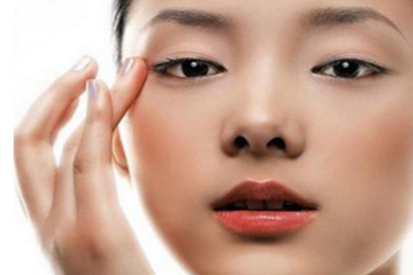 如何預(yù)防眼睛長魚尾紋 讓年齡凍結(jié)在眼部 如何預(yù)防眼睛長魚尾紋 讓年齡凍結(jié)在眼部