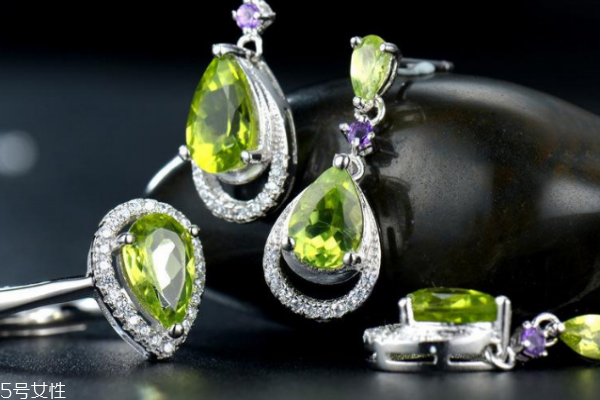 橄欖石的寓意是什么 護(hù)身符的代表 橄欖石的寓意是什么 護(hù)身符的代表