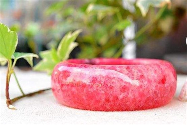 薔薇輝石的功效與作用 對(duì)情感幫助很大 薔薇輝石的功效與作用 對(duì)情感幫助很大