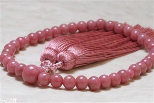 薔薇輝石的功效與作用 對(duì)情感幫助很大 薔薇輝石的功效與作用 對(duì)情感幫助很大