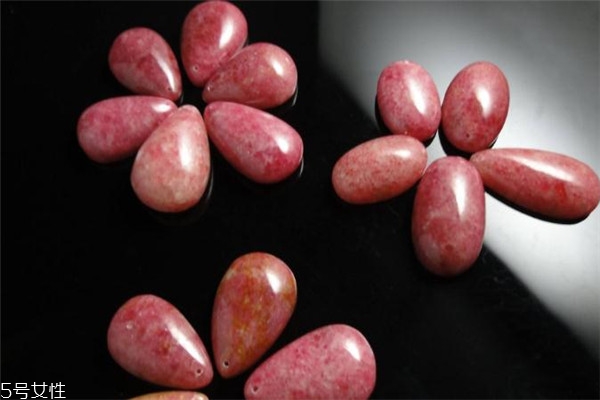 玫瑰石的功效與作用 美麗高貴的代表 玫瑰石的功效與作用 美麗高貴的代表