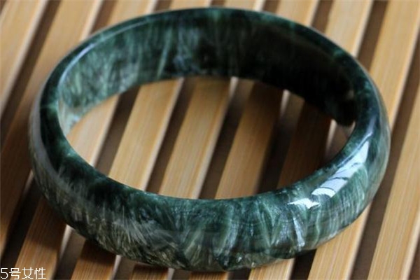 綠龍晶多少錢一克 價(jià)值并不高 綠龍晶多少錢一克 價(jià)值并不高