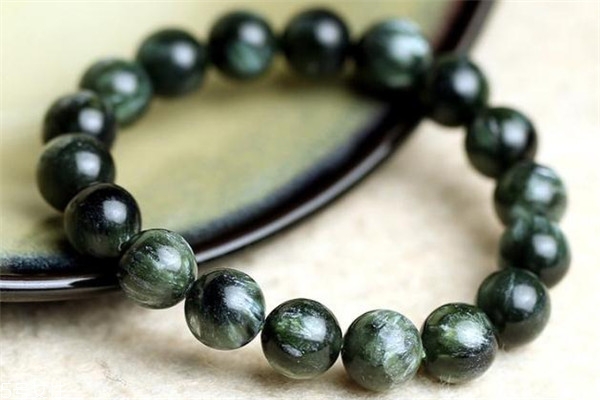 綠龍晶多少錢一克 價(jià)值并不高 綠龍晶多少錢一克 價(jià)值并不高