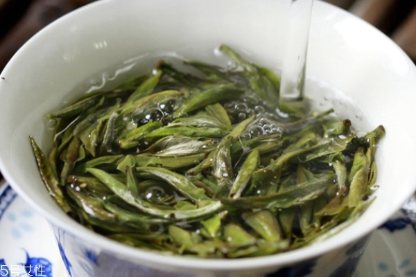 白茶沒(méi)開(kāi)封保質(zhì)期多長(zhǎng) 沒(méi)有保質(zhì)期 白茶沒(méi)開(kāi)封保質(zhì)期多長(zhǎng) 沒(méi)有保質(zhì)期