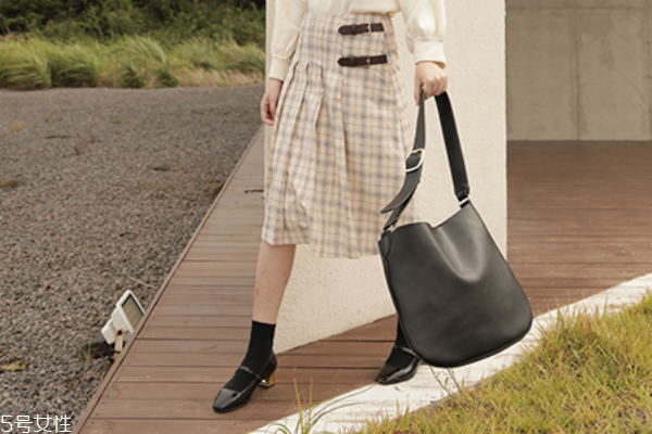 皮包可以曬嗎 可能會(huì)變硬 皮包可以曬嗎 可能會(huì)變硬