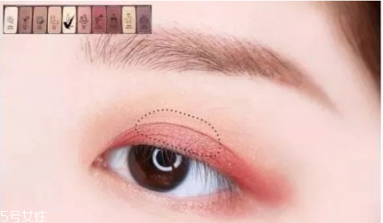 酒紅色眼妝畫法技巧 秋冬必入的酒紅色眼影推薦 酒紅色眼妝畫法技巧 秋冬必入的酒紅色眼影推薦