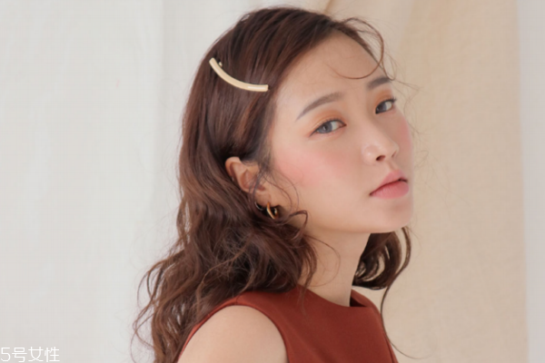 沒(méi)帶工具怎樣用手上妝 這樣上妝上班不遲到