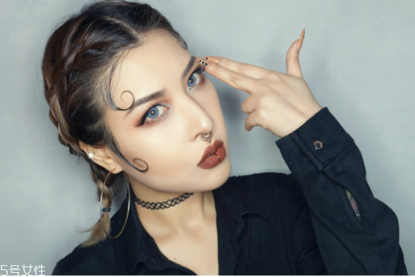 歐美妝容的步驟圖解 藍色煙熏妝讓你驚艷全場 歐美妝容的步驟圖解 藍色煙熏妝讓你驚艷全場