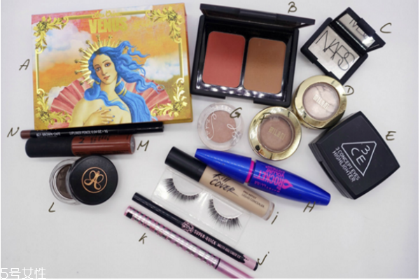 歐美妝容的步驟圖解 藍色煙熏妝讓你驚艷全場 歐美妝容的步驟圖解 藍色煙熏妝讓你驚艷全場