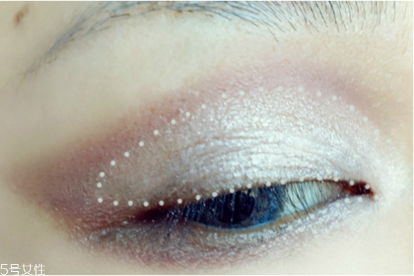 歐美妝容的步驟圖解 藍色煙熏妝讓你驚艷全場 歐美妝容的步驟圖解 藍色煙熏妝讓你驚艷全場
