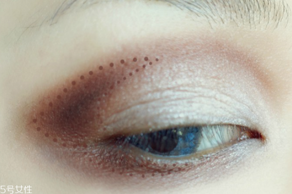 歐美妝容的步驟圖解 藍色煙熏妝讓你驚艷全場 歐美妝容的步驟圖解 藍色煙熏妝讓你驚艷全場