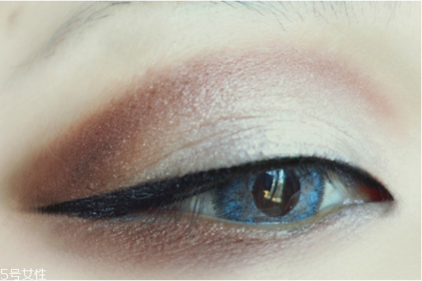 歐美妝容的步驟圖解 藍色煙熏妝讓你驚艷全場 歐美妝容的步驟圖解 藍色煙熏妝讓你驚艷全場