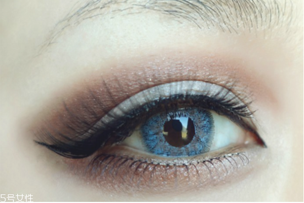 歐美妝容的步驟圖解 藍色煙熏妝讓你驚艷全場 歐美妝容的步驟圖解 藍色煙熏妝讓你驚艷全場