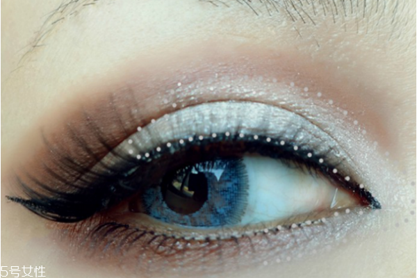 歐美妝容的步驟圖解 藍色煙熏妝讓你驚艷全場 歐美妝容的步驟圖解 藍色煙熏妝讓你驚艷全場