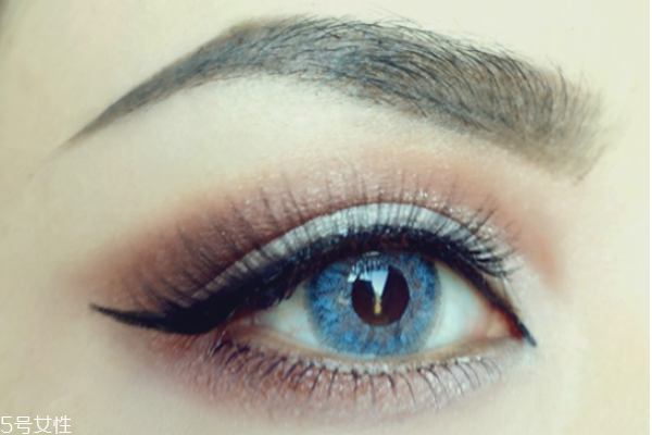 歐美妝容的步驟圖解 藍色煙熏妝讓你驚艷全場 歐美妝容的步驟圖解 藍色煙熏妝讓你驚艷全場