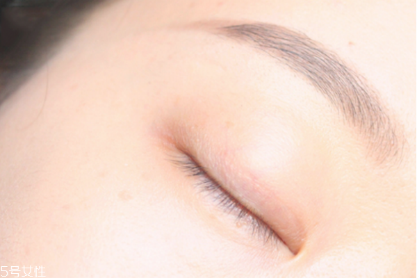 小煙熏妝的畫法步驟圖解 紫色小煙熏眼妝教程 小煙熏妝的畫法步驟圖解 紫色小煙熏眼妝教程