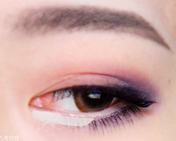 小煙熏妝的畫法步驟圖解 紫色小煙熏眼妝教程 小煙熏妝的畫法步驟圖解 紫色小煙熏眼妝教程