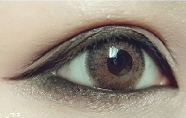 小煙熏妝的畫法步驟圖解 紫色小煙熏眼妝教程 小煙熏妝的畫法步驟圖解 紫色小煙熏眼妝教程