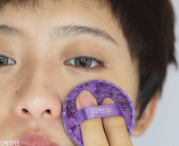 小煙熏妝的畫法步驟圖解 紫色小煙熏眼妝教程 小煙熏妝的畫法步驟圖解 紫色小煙熏眼妝教程