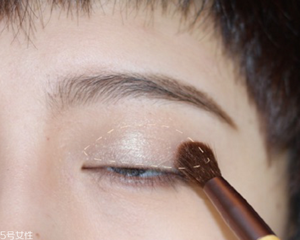 小煙熏妝的畫法步驟圖解 紫色小煙熏眼妝教程 小煙熏妝的畫法步驟圖解 紫色小煙熏眼妝教程