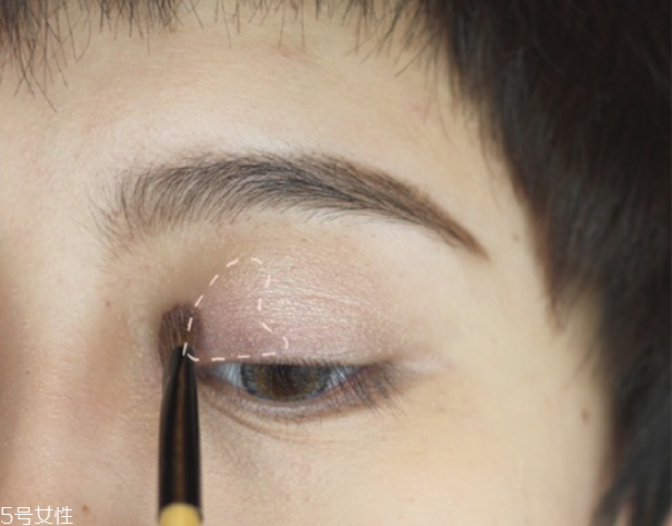 小煙熏妝的畫法步驟圖解 紫色小煙熏眼妝教程 小煙熏妝的畫法步驟圖解 紫色小煙熏眼妝教程