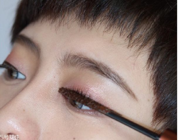 小煙熏妝的畫法步驟圖解 紫色小煙熏眼妝教程 小煙熏妝的畫法步驟圖解 紫色小煙熏眼妝教程