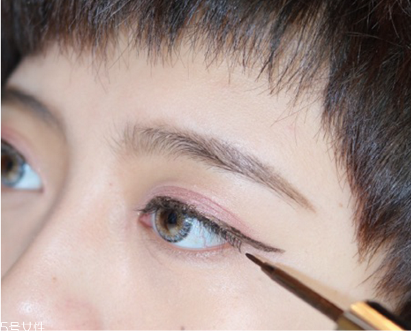 小煙熏妝的畫法步驟圖解 紫色小煙熏眼妝教程 小煙熏妝的畫法步驟圖解 紫色小煙熏眼妝教程