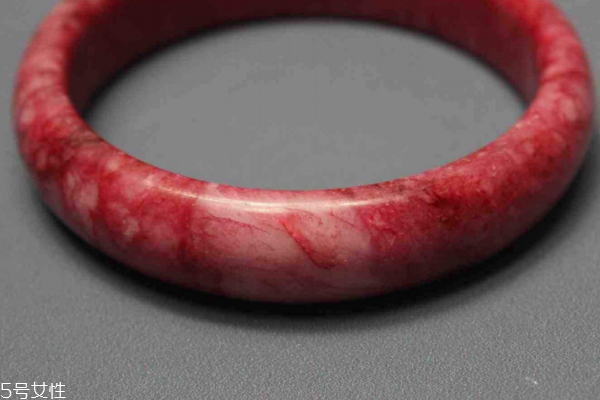 雞血石手鐲多少錢(qián) 價(jià)格區(qū)間很大