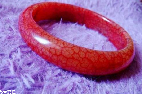 雞血石手鐲多少錢(qián) 價(jià)格區(qū)間很大