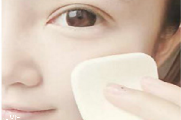 元旦約會妝容步驟畫法 優(yōu)雅又有女人味 元旦約會妝容步驟畫法 優(yōu)雅又有女人味