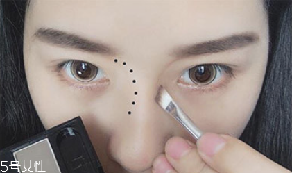 元旦約會妝容步驟畫法 優(yōu)雅又有女人味 元旦約會妝容步驟畫法 優(yōu)雅又有女人味