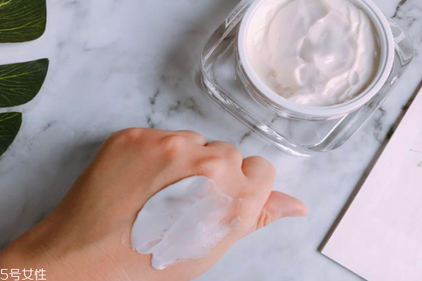 奧倫納素豆腐霜會致痘嗎 使用月余不致痘 奧倫納素豆腐霜會致痘嗎 使用月余不致痘