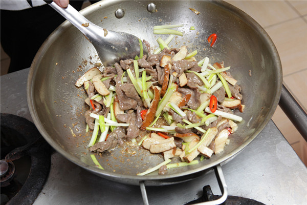 炒菜先放油還是先熱鍋 4種冷熱做法 炒菜先放油還是先熱鍋 4種冷熱做法