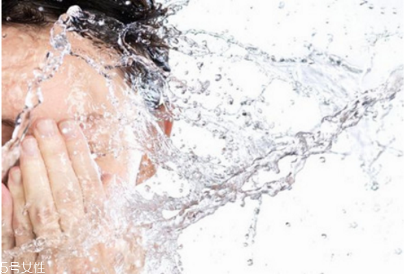 還敢擠痘痘，你知道擠出來(lái)的是什么嗎