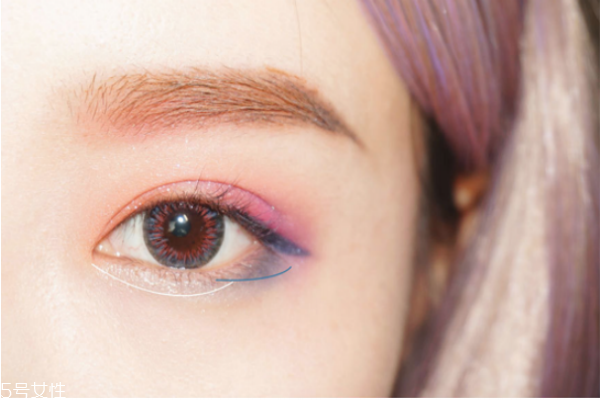 圣誕節(jié)妝容教程圖片 圣誕創(chuàng)意妝容畫法 圣誕節(jié)妝容教程圖片 圣誕創(chuàng)意妝容畫法