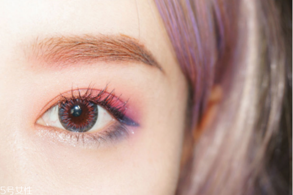 圣誕節(jié)妝容教程圖片 圣誕創(chuàng)意妝容畫法 圣誕節(jié)妝容教程圖片 圣誕創(chuàng)意妝容畫法