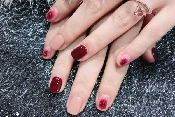 秋季車(chē)?yán)遄蛹t美甲款式 讓指尖溫柔似水
