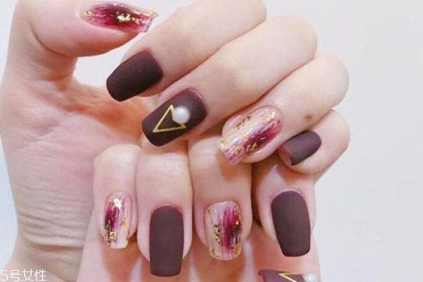 秋季車(chē)?yán)遄蛹t美甲款式 讓指尖溫柔似水