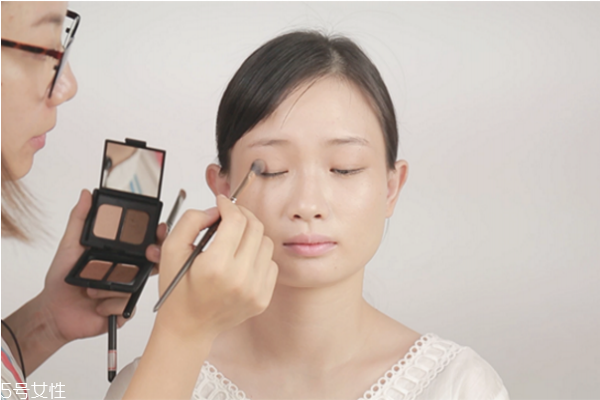 怎么畫(huà)性感的妝容 性感風(fēng)的妝容教程