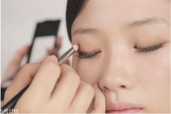 怎么畫(huà)性感的妝容 性感風(fēng)的妝容教程