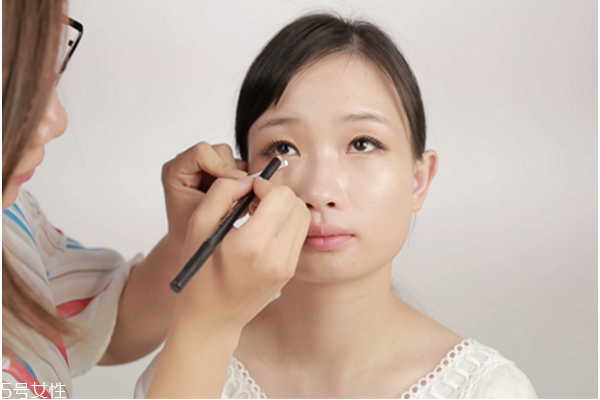 怎么畫(huà)性感的妝容 性感風(fēng)的妝容教程