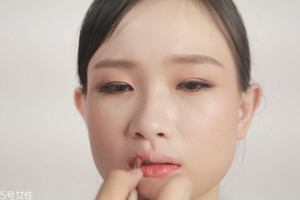 怎么畫(huà)性感的妝容 性感風(fēng)的妝容教程