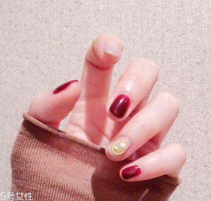 秋季車(chē)?yán)遄蛹t美甲款式 讓指尖溫柔似水