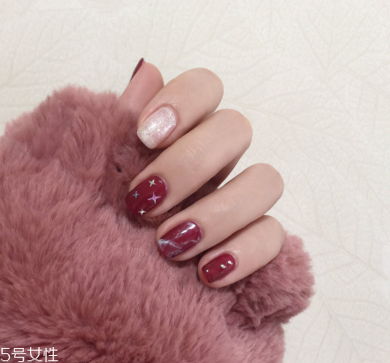 秋季車(chē)?yán)遄蛹t美甲款式 讓指尖溫柔似水