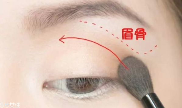 怎么畫(huà)性感的妝容 性感風(fēng)的妝容教程