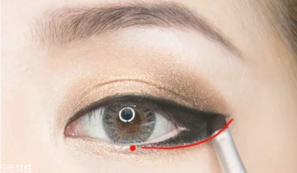 怎么畫(huà)性感的妝容 性感風(fēng)的妝容教程