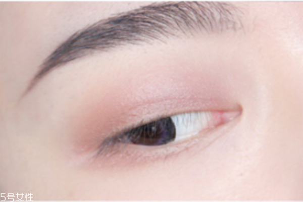 紅色眼影妝容畫(huà)法 冷艷混血大眼妝教程